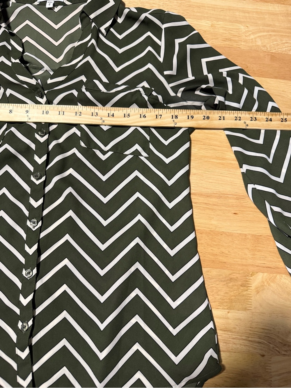 Express Portofino Shirt Women’s Medium Olive Green White Chevron - Picture 4 of 5